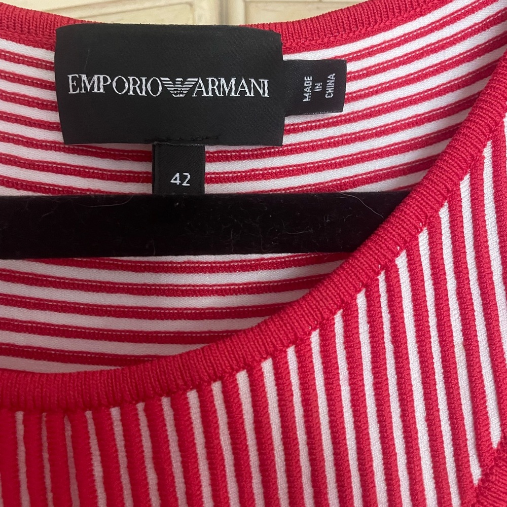 Size 42. Fits like a small/6. Stretchy material.